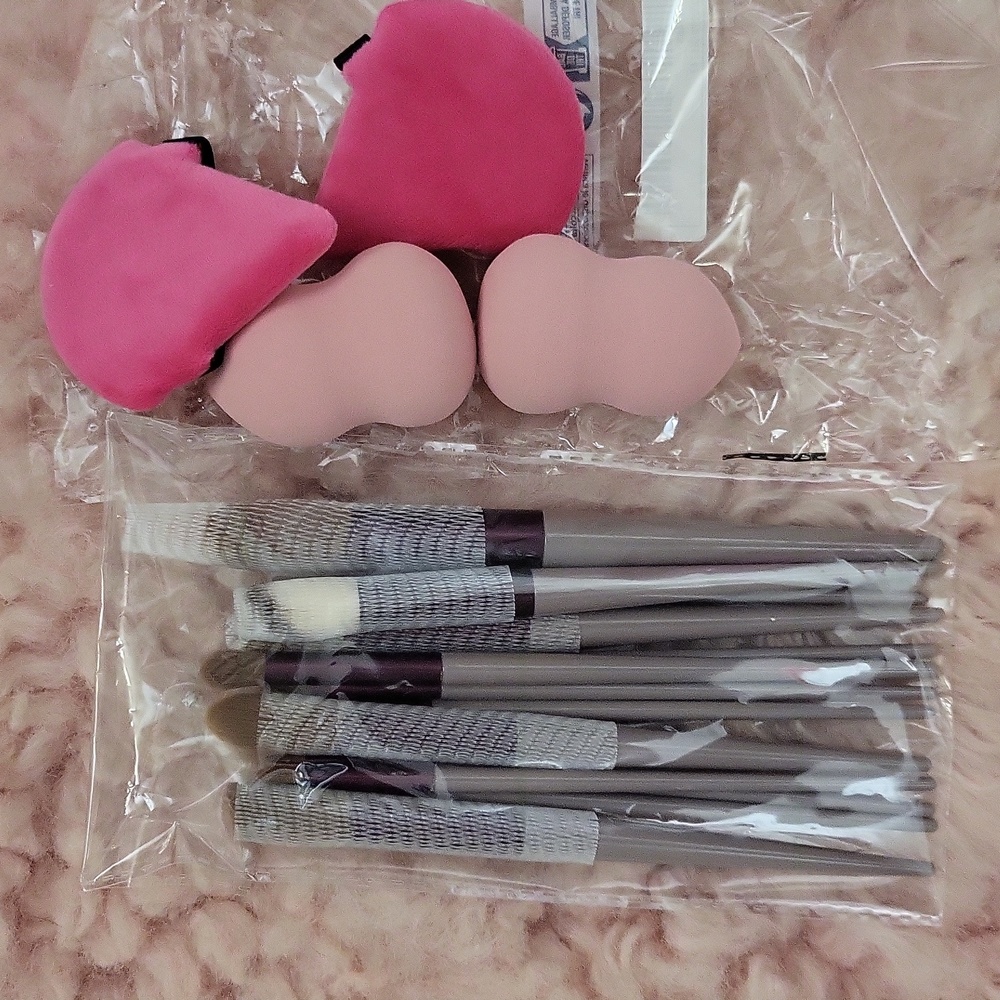 New Listing!! Brand New UNBRANDED 17CT. ASSORTED MAKE-UP BRUSH & SPONGE SET